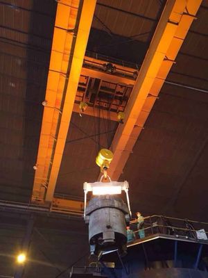 10.5 - 31.5 متر دهانه QDY Foundry Overhead Crane دو پرتو کنترل کابین